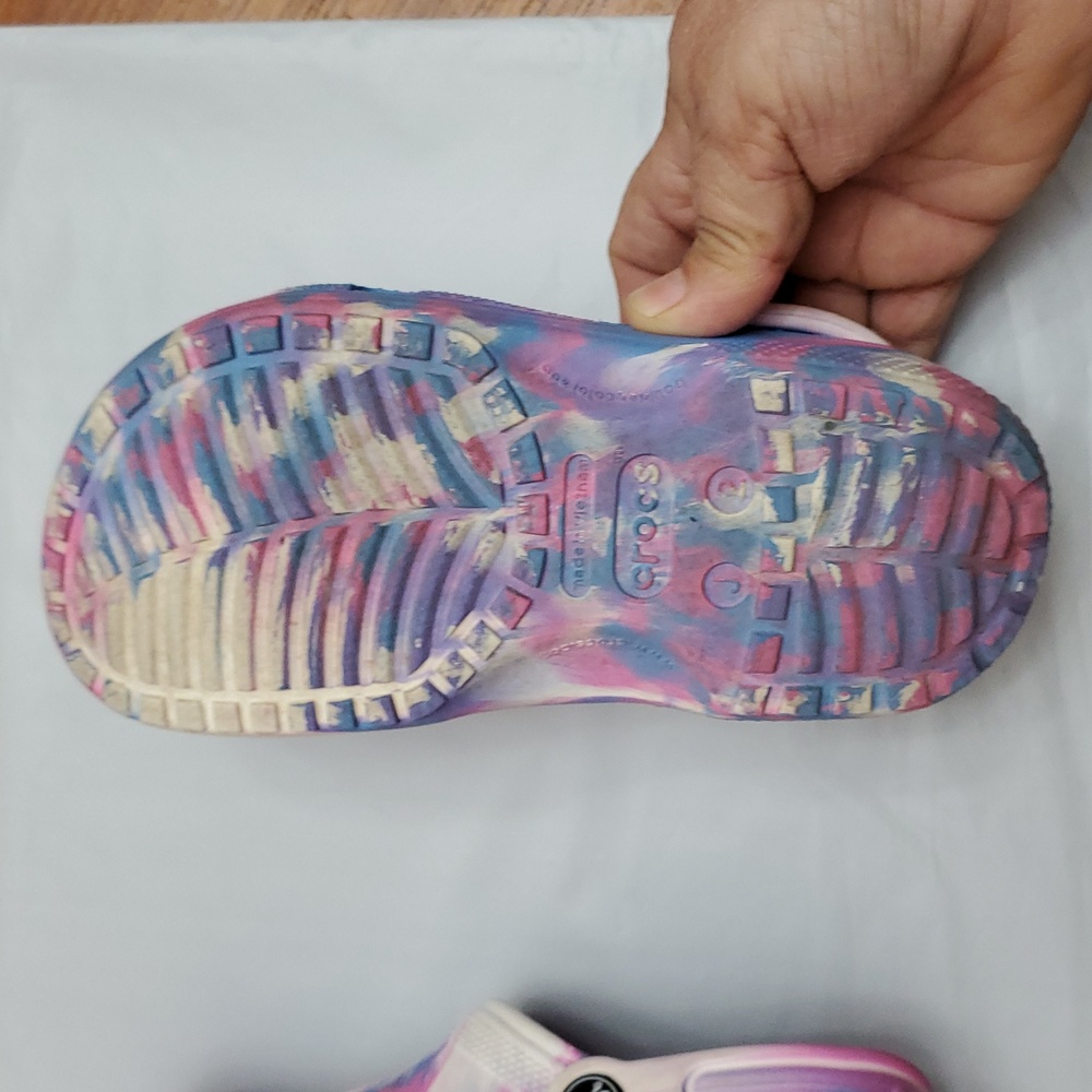 CROCS Kids Water Shoes Marbled  in Pink, Blue, and White - Picture 3 of 9